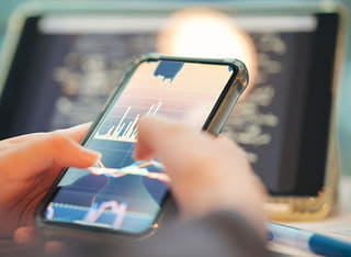 Usuario comprobando el sistema claro de retiro y traslado de capital
