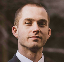 Retrato de Thomas Whitfield, especialista en análisis de negociación del mercado de criptomonedas